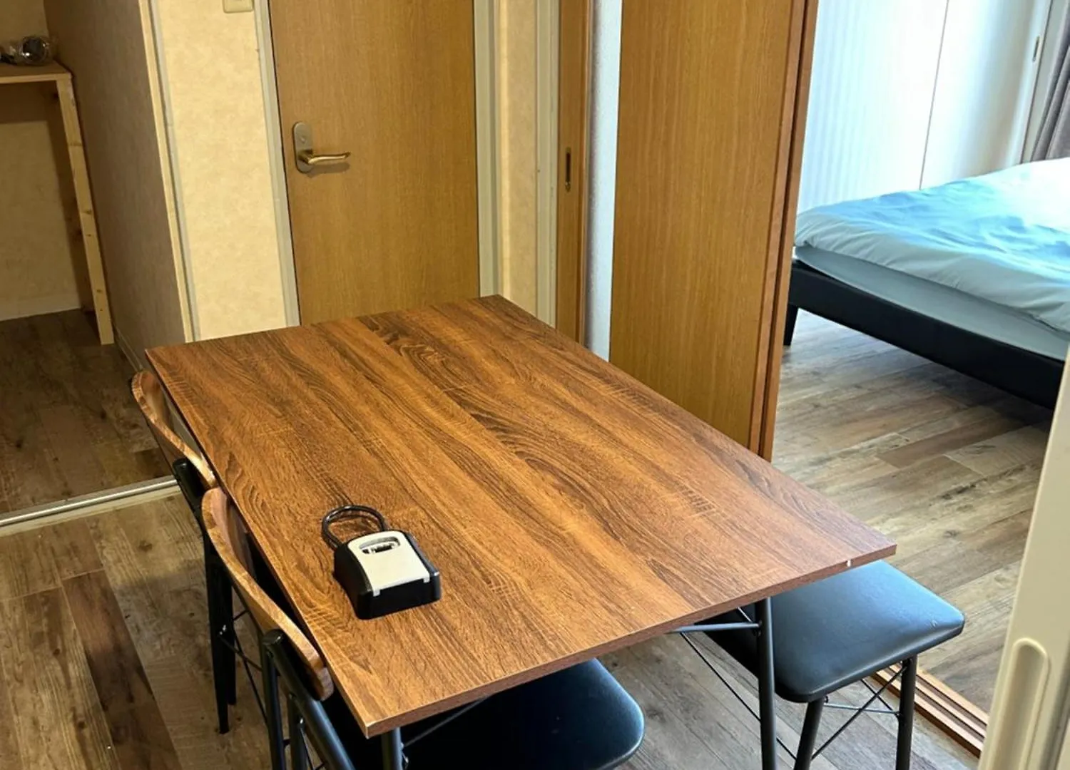 Two Devided Rooms With Two Large Beds Close To Nipponbashi Osaka Apartment