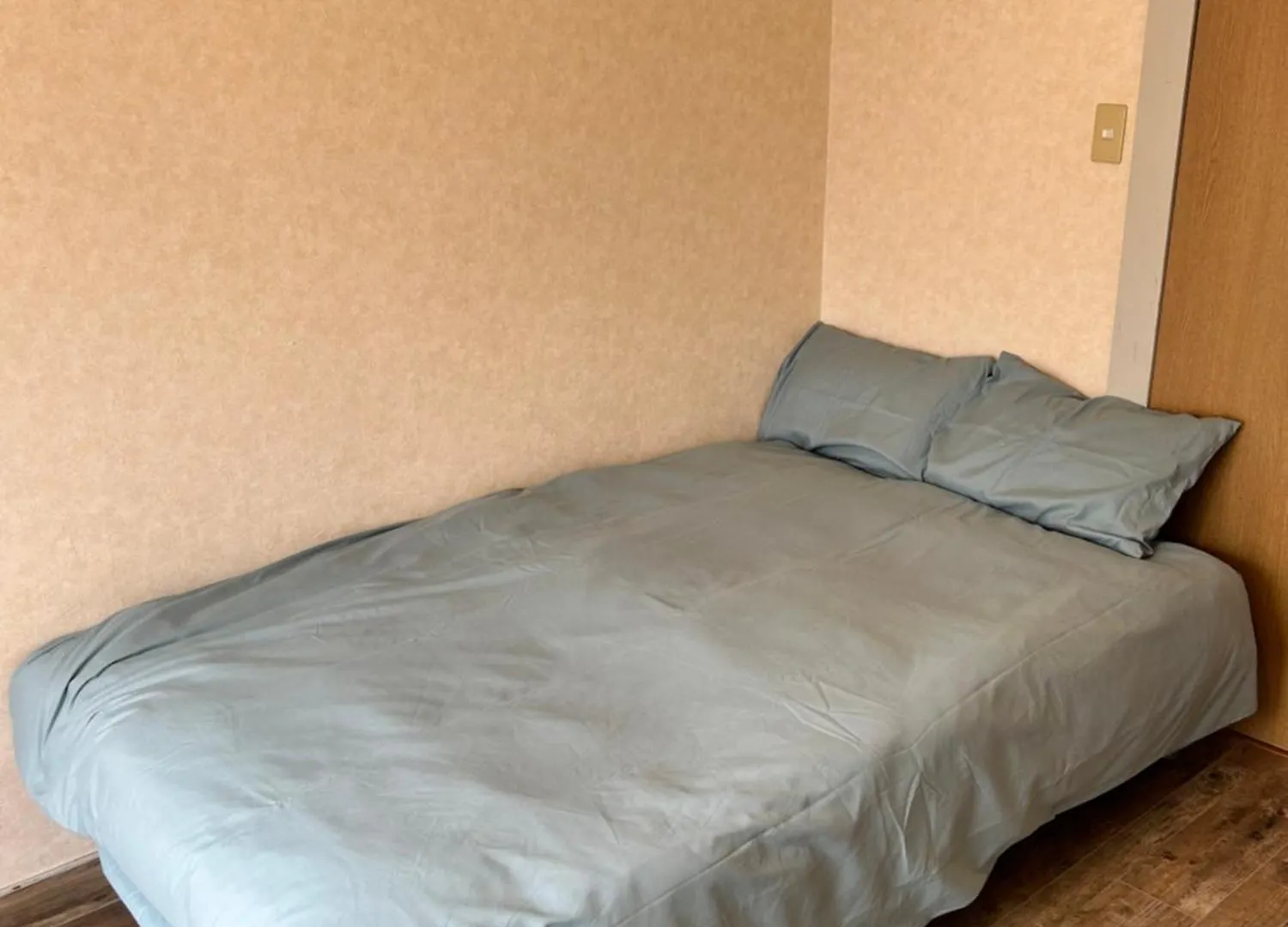 Two Devided Rooms With Two Large Beds Close To Nipponbashi Osaka
