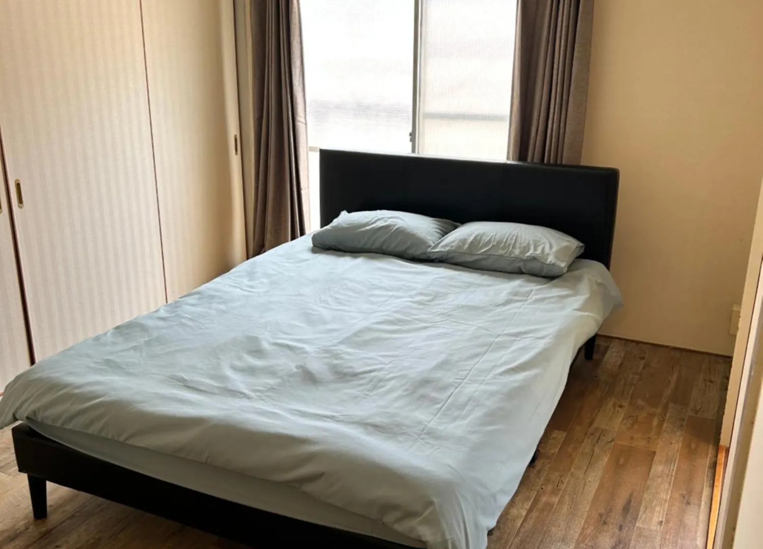 Apartment Two Devided Rooms With Two Large Beds Close To Nipponbashi Osaka