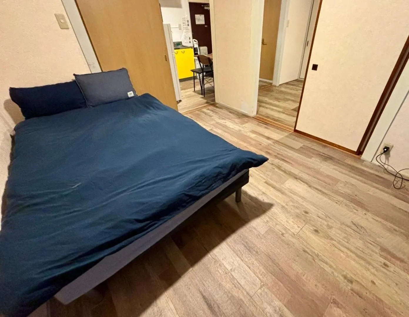 Two Devided Rooms With Two Large Beds Close To Nipponbashi Osaka